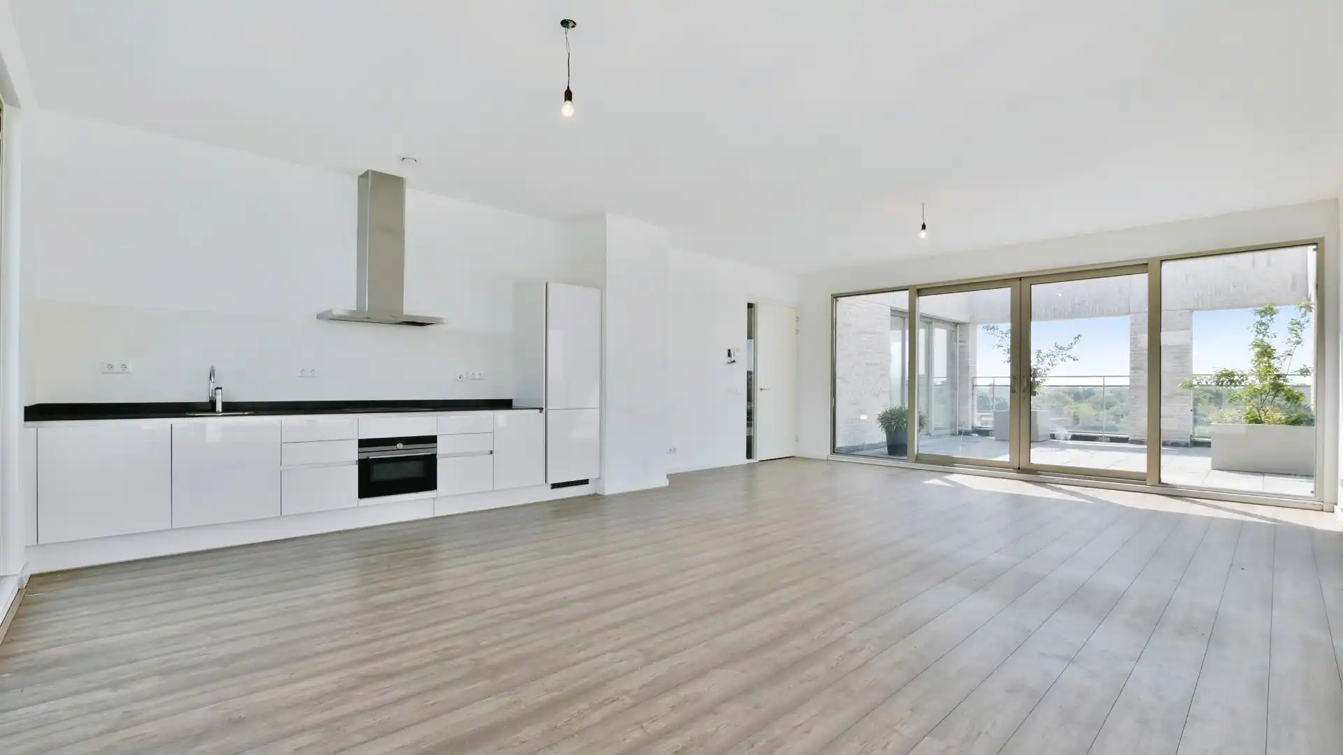 Salon moderne et lumineux avec mobilier design, illustrant une rénovation d'intérieur haut de gamme à Paris.