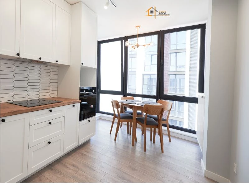 Rénovation complète d'un appartement incluant la cuisine, la salle de bain et la suppression de cloisons pour un espace de vie ouvert.