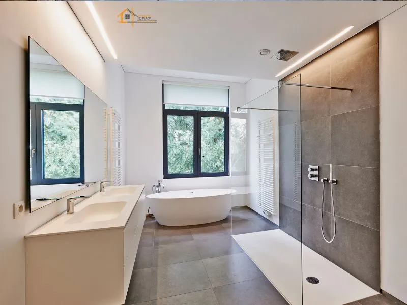 Transformation complète d'une petite salle de bain parisienne. Le déplacement d'une cloison a permis d'optimiser l'espace pour un résultat spacieux et moderne.