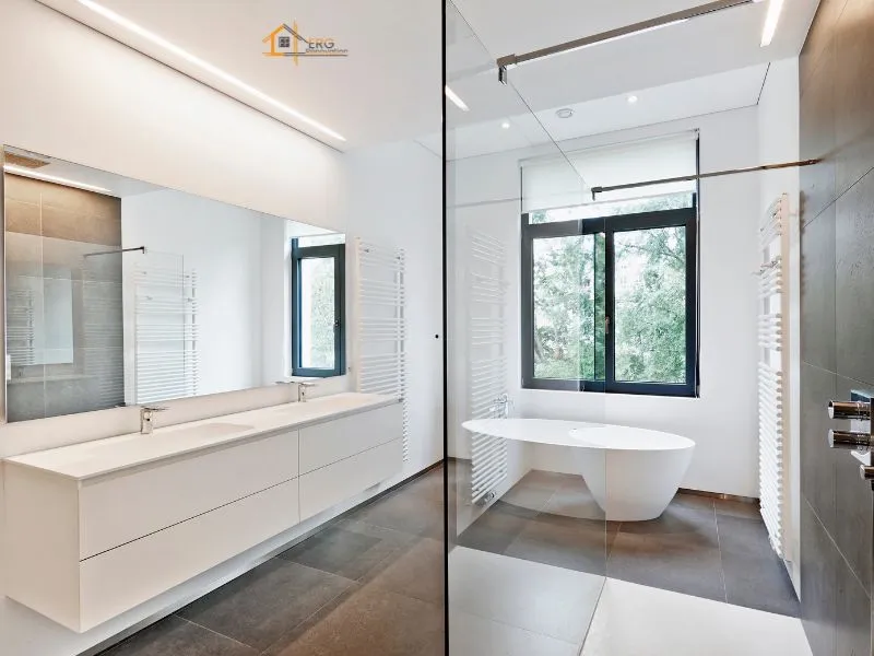 Création d'une salle d'eau fonctionnelle et élégante sous les toits, optimisant un espace complexe avec des solutions sur mesure.